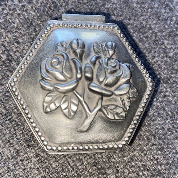 Vintage metal trunket box aprox 2” x 1” T8 - Picture 1 of 4